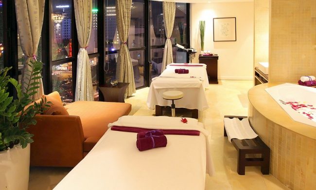 Caravelle Saigon Hotel (Deluxe Room)